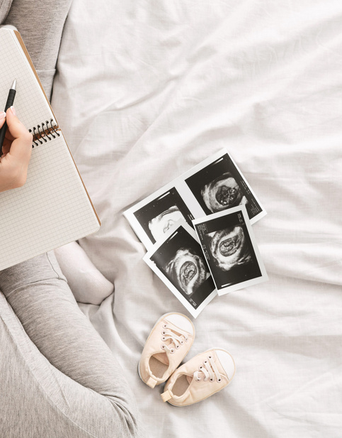 Mujer embarazada con imágenes ecografía