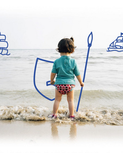 Humana - Kleines Mädchen steht als Piratin am Strand