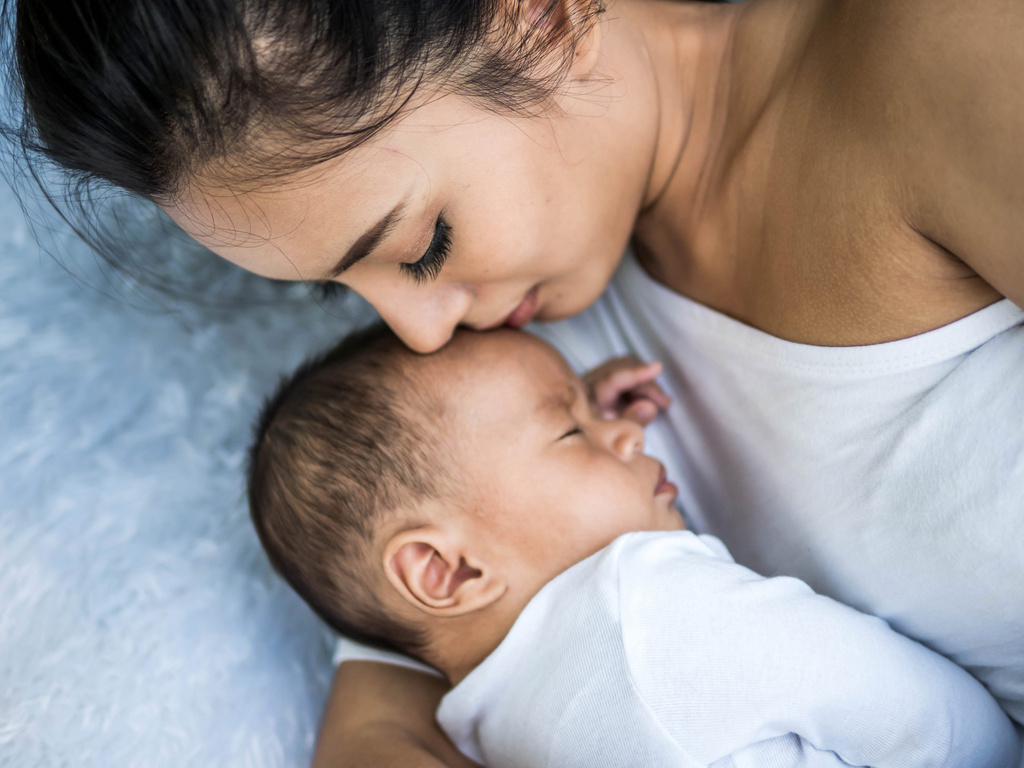 Снится мама целует. Мама с грудным ребенком азиатка. New born Baby boy and Family portrait.